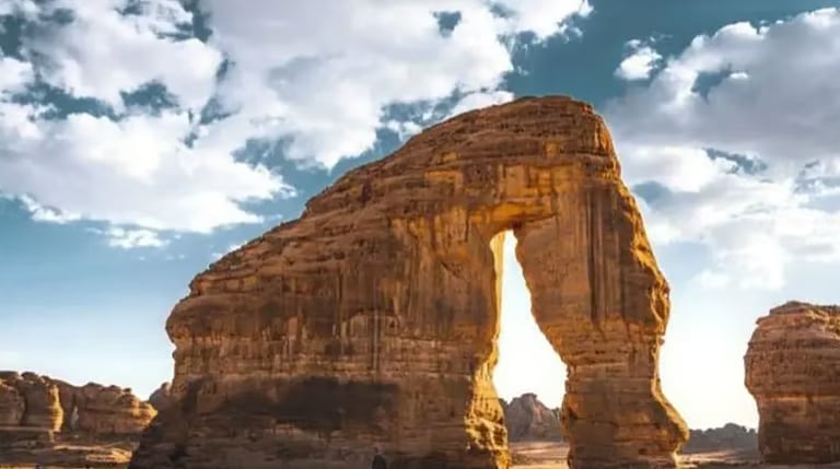 سائحة ألمانية تذرف الدموع تأثرًا بكرم أهل المملكة