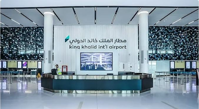 مطار الملك خالد يدعو المسافرين التواصل مع خطوط الطيران للتأكد من حالة الرحلة قبل التوجه للمطار