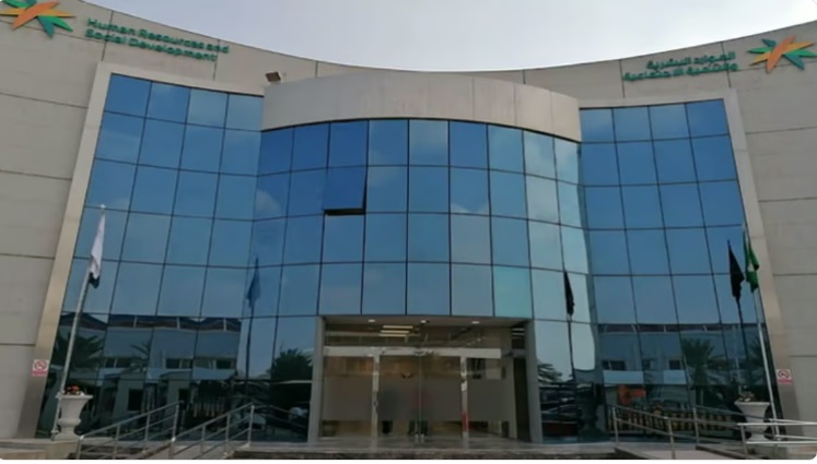 بدء تطبيق المرحلة الأخيرة من قرار إلزام تحويل رواتب العمالة المنزلية إلكترونيًا ابتداءً من 1 يناير 2026