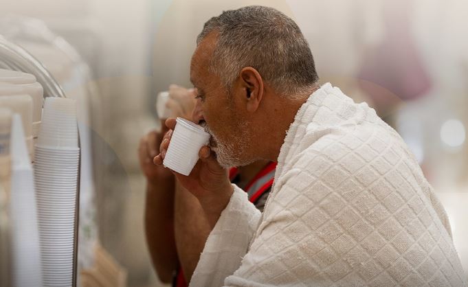 وزارة الحج والعمرة: التزامك بآداب الشرب من ماء زمزم يعكس تعظيمك لقدسية المكان