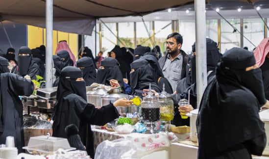 نكهات تراثية أصيلة تميّز المأكولات الشعبية في مهرجان الكليجا