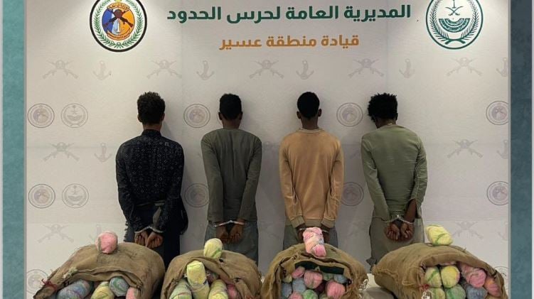 القبض على 4 مخالفين من الجنسيتين اليمنية والإثيوبية لتهريبهم 90 كيلوجرامًا من القات بعسير
