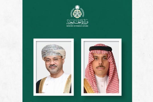 بن فرحان يبحث مستجدات الأوضاع مع وزير خارجية سلطنة عمان