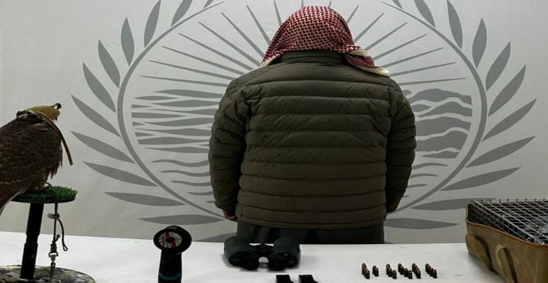 بحوزته سلاح وذخيرة وكائنات فطرية.. ضبط مواطن مخالف بمحمية الإمام تركي بن عبدالله الملكية