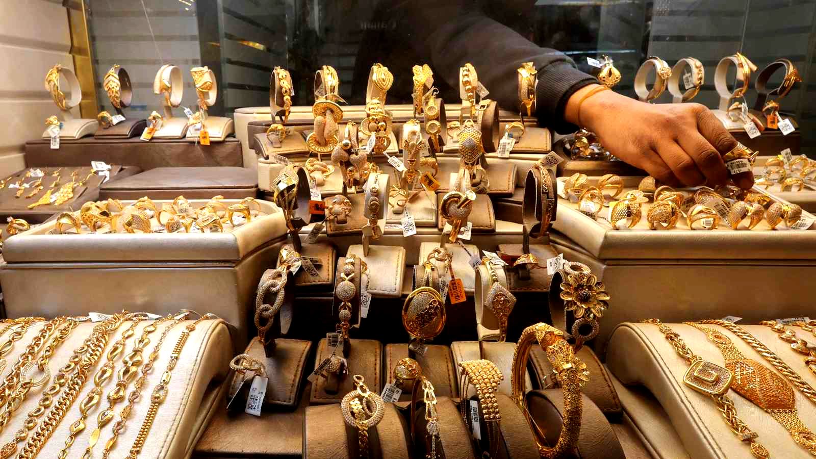 سعر الذهب في السعودية اليوم الثلاثاء 15-8-1447.. المعدن الأصفر يرتفع 5% عالميًا