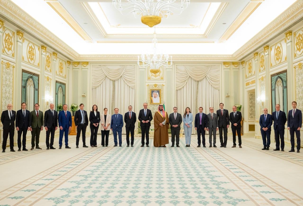 صورة تذكارية تجمع ولي العهد والمستشار الألماني مع وفدٍ من رجال الأعمال المصاحب لزيارته للمملكة    