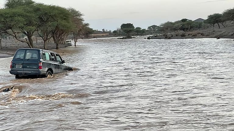 حرس الحدود يدعو إلى الابتعاد عن مجرى السيول والأودية أثناء هطول الأمطار