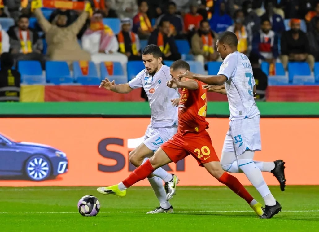 «دوري روشن».. تعادل إيجابي بين القادسية والفتح