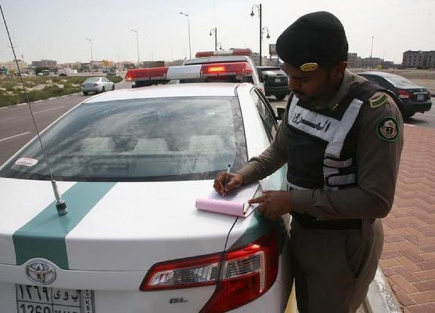 «المرور السعودي» يحذر من وضع حواجز في المركبة: مخالفة تزيد خطر الحوادث