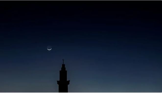 اليوم.. هلال رمضان يزيّن سماء المملكة في مشهد فلكي بديع