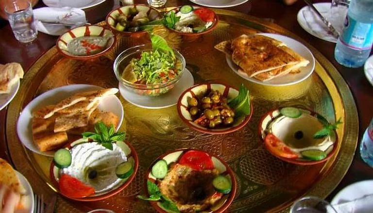أستاذ طب وقائي: السحور المتوازن يُحسن التركيز ويُقلل الجفاف والإرهاق