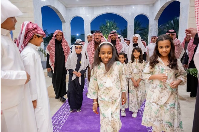 بالفيديو.. الأمير فيصل بن مشعل يصنع الفرح في قلوب الأيتام