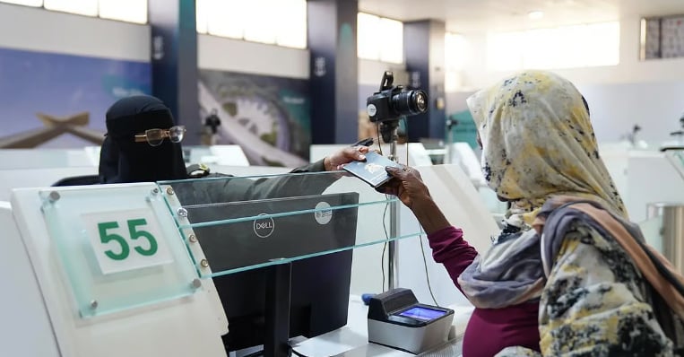«جوازات» ميناء جدة الإسلامي تستقبل ضيوف الرحمن القادمين لأداء العمرة خلال رمضان  