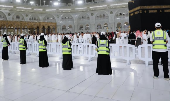 متطوعو الدفاع المدني يشاركون في خدمة ضيوف الرحمن خلال شهر رمضان 1447هـ