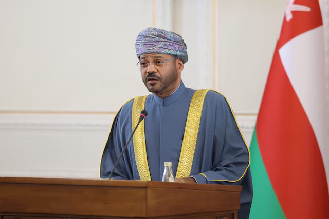 وزير الخارجية العماني: نعمل على وضع ترتيبات للمرور الآمن في مضيق هرمز