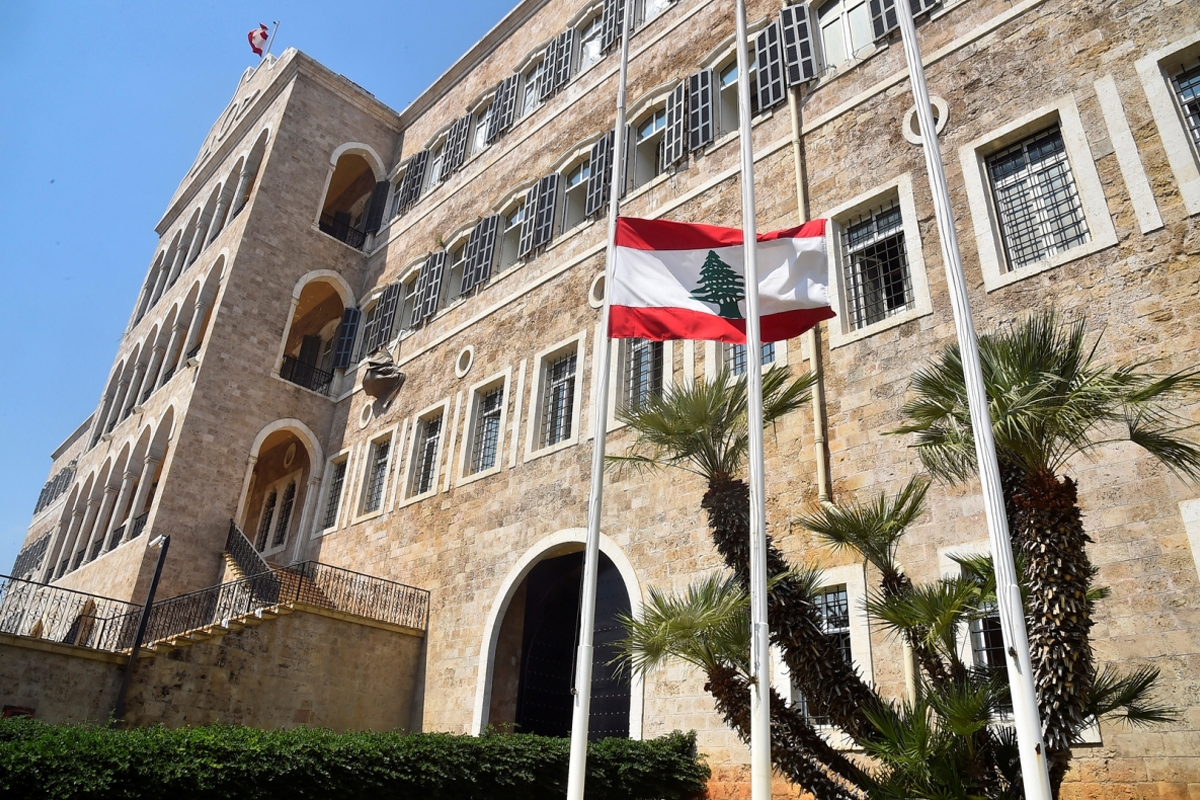 لبنان يطرد السفير الإيراني ويمهله حتى الأحد للمغادرة