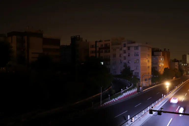 إعلام إيراني: انقطاع الكهرباء عن عدة مناطق في طهران