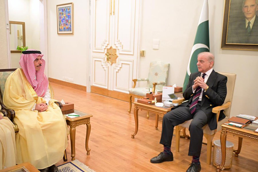 رئيس وزراء باكستان يستقبل وزير الخارجية لبحث العلاقات الثنائية وتطورات الأوضاع في المنطقة
