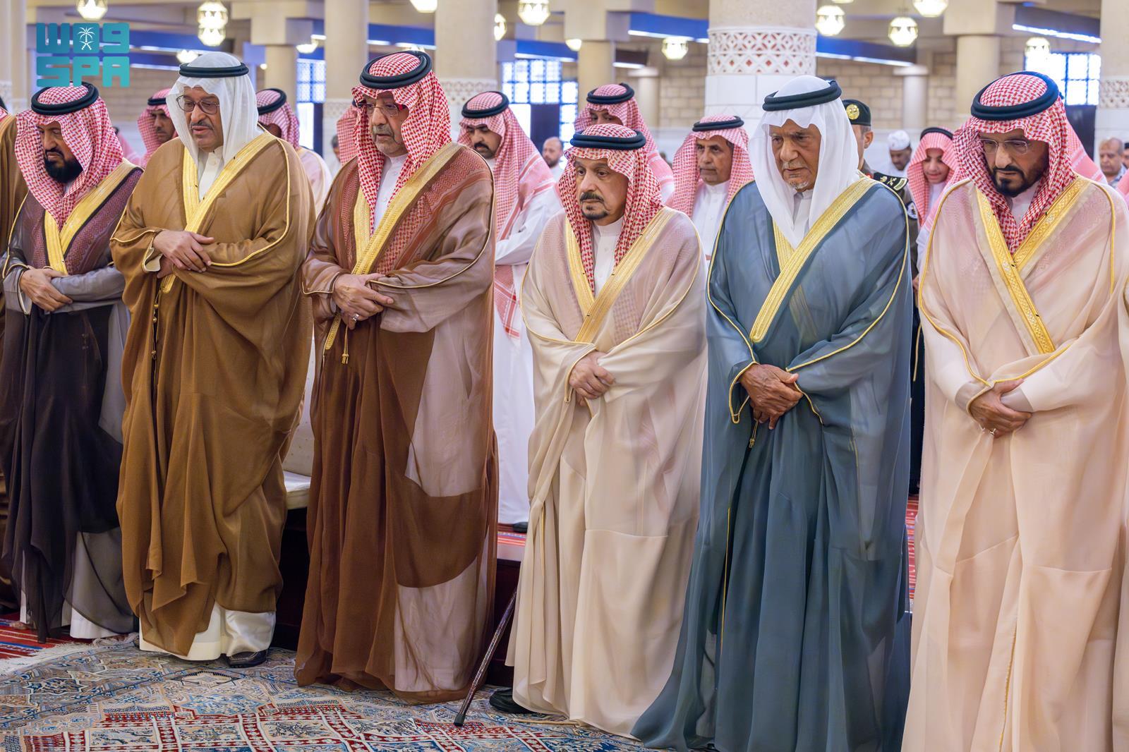 أمير  الرياض يؤدي صلاة الميت على الأميرة الجوهرة بنت فيصل بن عبدالله