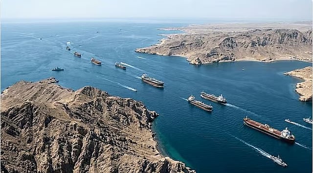 مذكرة أمريكية للبحارة: سيطرتنا لن تعوق المرور عبر مضيق هرمز من وإلى جهات غير إيرانية 