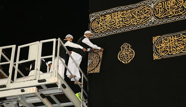 «شؤون الحرمين» تُنهي أعمال رفع الجزء السفلي من كسوة الكعبة