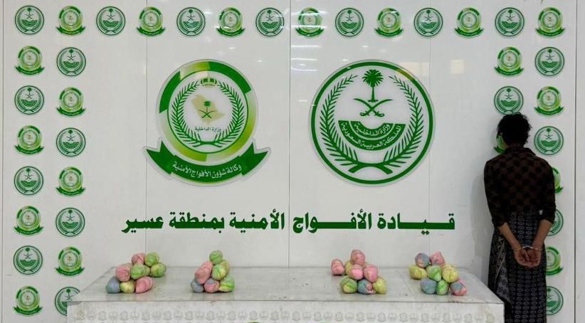 دوريات الأفواج الأمنية بمنطقة عسير تقبض على مواطن لترويجه 6 كيلو جرامات من القات المخدر
