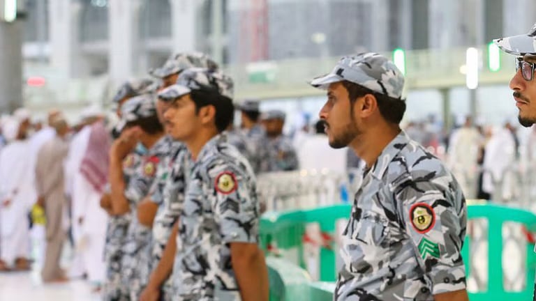 قوات أمن الحج تضبط مقيما مصريا لنقله وافدًا من حاملي التأشيرات مخالفًا للأنظمة 