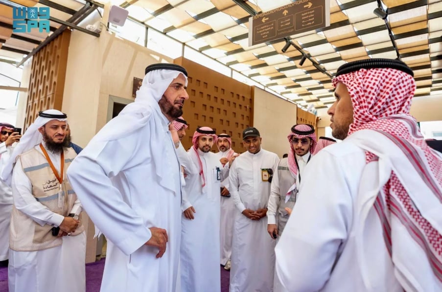 وزير الحج يتفقد جاهزية المخيمات في منى استعدادًا لموسم حج 1447هـ