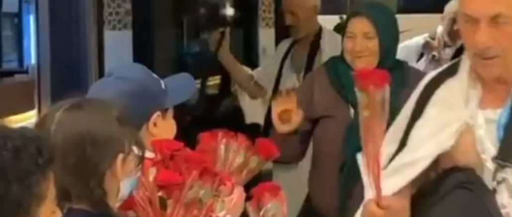 أطفال مكة ينثرون الورود على الحجاج ويستقبلونهم بالهدايا