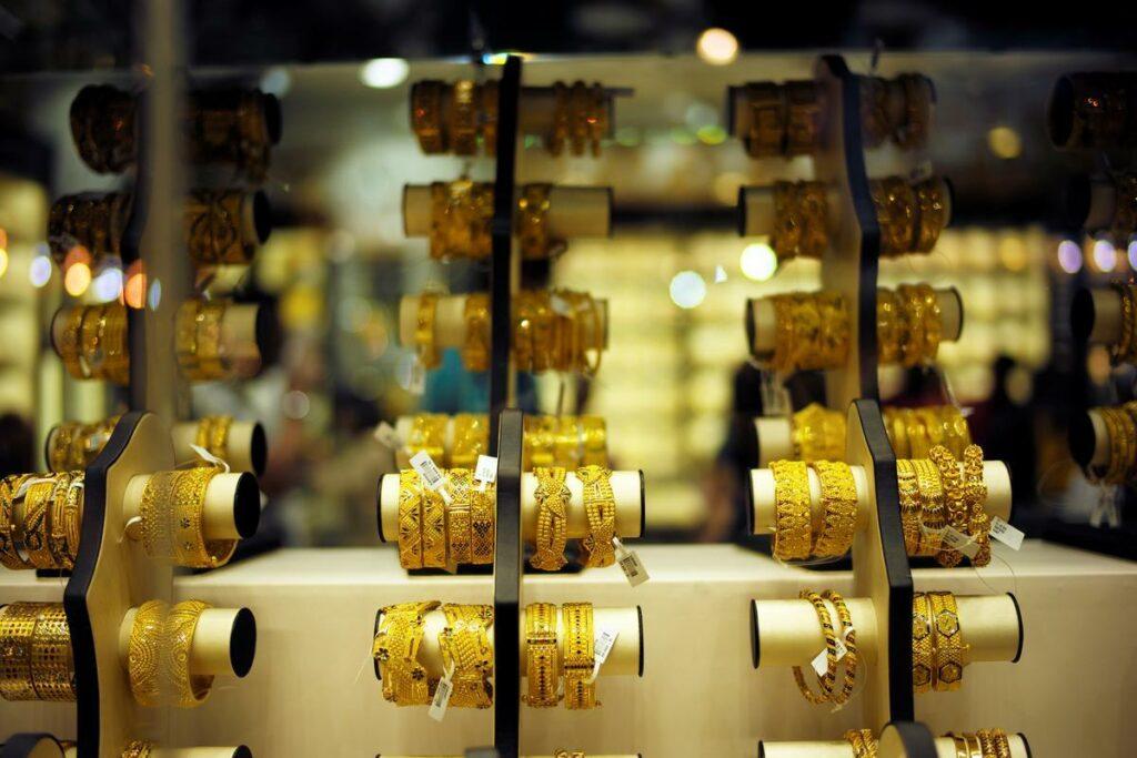 سعر الذهب في السعودية اليوم السبت 22-11-1447 لكل الأعيرة والسبائك بعد ارتفاعه عالميا