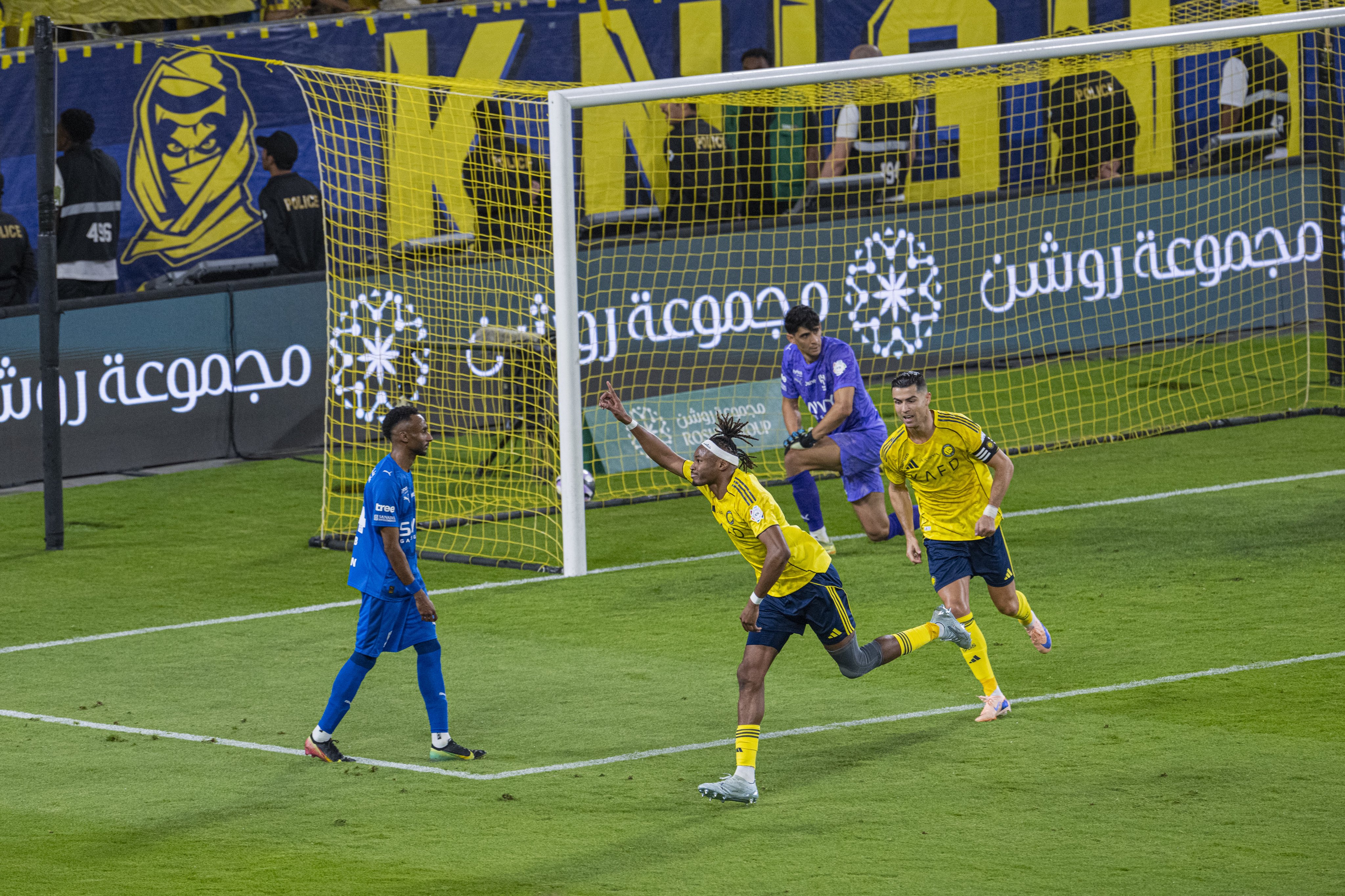 الهلال يخطف تعادلًا قاتلًا ويؤجل تتويج النصر بلقب "دوري روشن"
