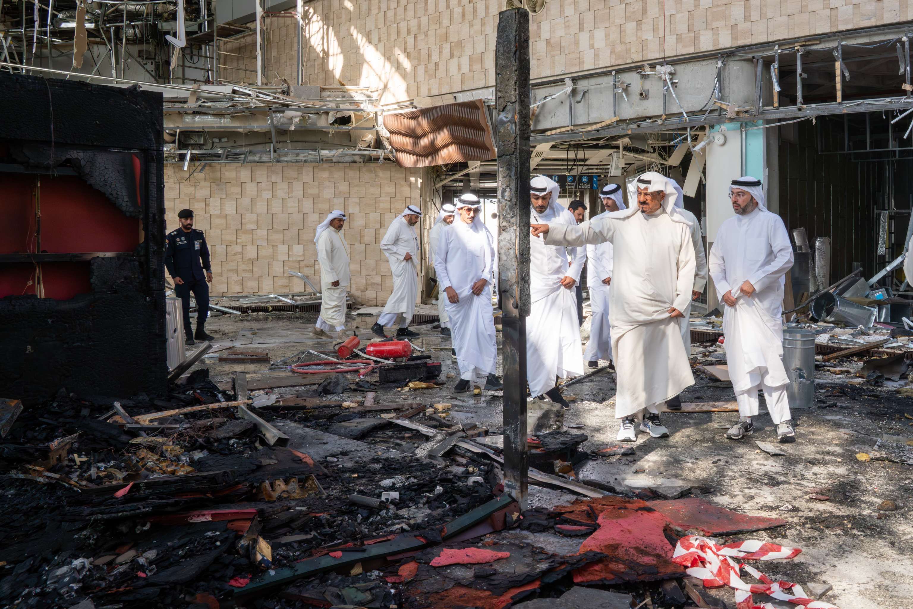 رئيس مجلس الوزراء الكويتي يتفقد مبنى الركاب بمطار الكويت بعد العدوان الإيراني 