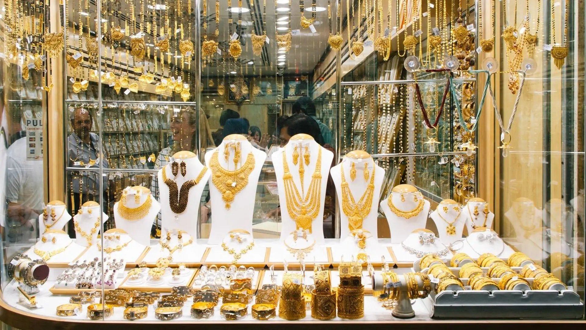 سعر الذهب في السعودية اليوم الخميس 18 -12-1447 لكل الأعيرة بعد ارتفاعه عالميا