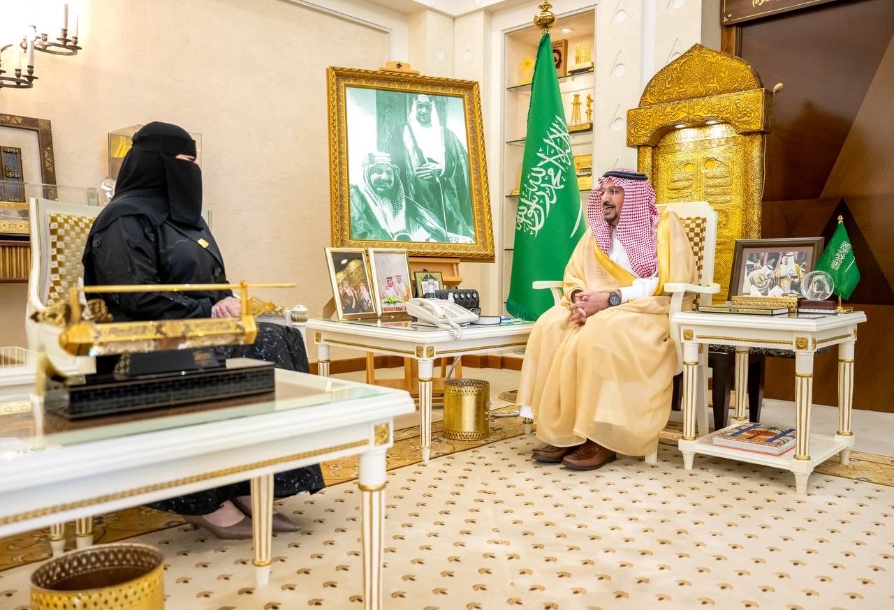 أمير القصيم يؤكد أهمية استمرار تطوير خدمات الأحوال المدنية والوصول إلى المستفيدين بمختلف المواقع

