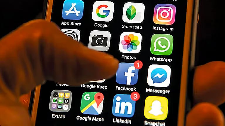 أكاديمي يحذر من مشاركة الصور على الإنترنت 