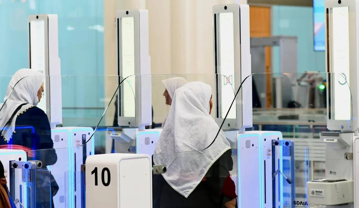 «الجوازات» تواصل جهودها لإنهاء إجراءات مغادرة ضيوف الرحمن عبر المنافذ الدولية