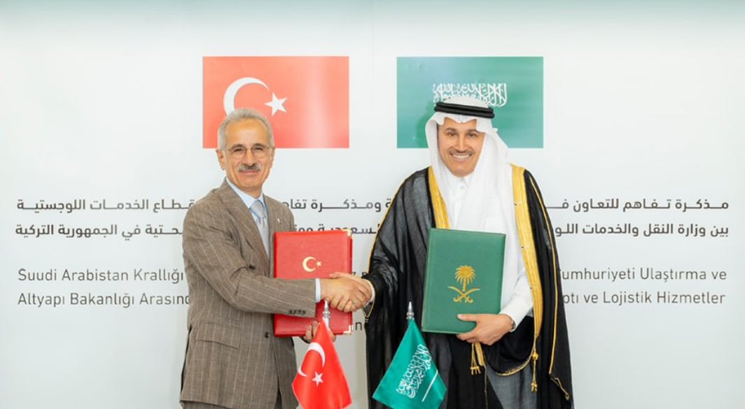 وزير النقل ونظيره التركي يوقعان مذكرة تفاهم بشأن قطاع الخدمات اللوجستية