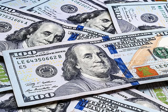 تراجع الدولار بعد ذروة شهرين وسط توتر الأوضاع بالشرق الأوسط