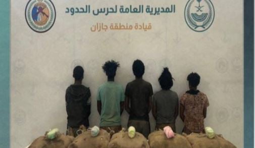 القبض على 5 مخالفين إثيوبيين لتهريبهم 100 كيلوجرام من القات بجازان
