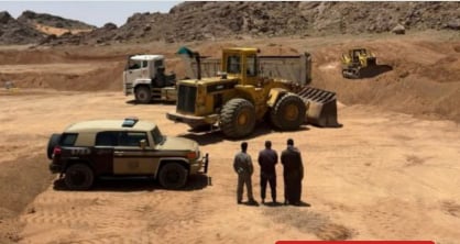 ضبط 3 مقيمين من الجنسية اليمنية لاستغلالهم الرواسب في حائل 