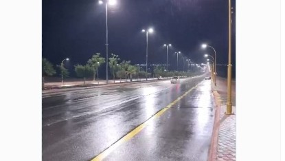 مشهد طبيعي خلاب.. أمطار الصيف تزين العقيق والبرق يضيء السماء