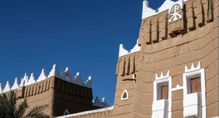 البيوت الطينية القديمة بنجران.. تناغم بين الإنسان وطبيعة المكان