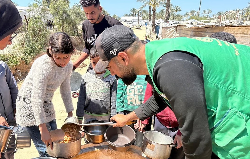 المملكة توزع 25 ألف وجبة غذائية ساخنة في قطاع غزة