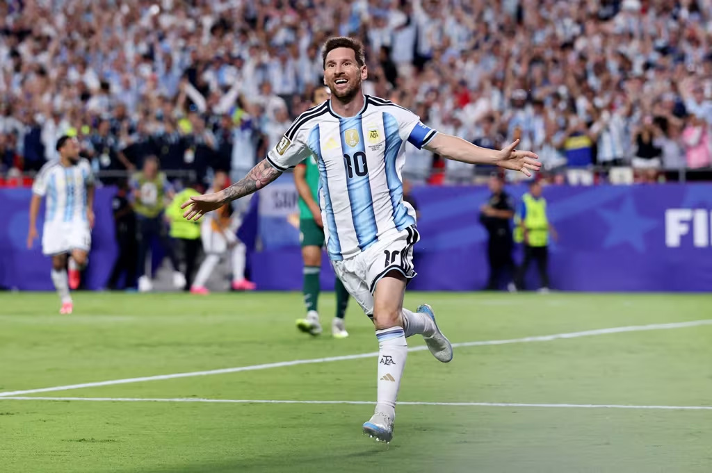 هاتريك ميسي.. الأرجنتين تضرب الجزائر بثلاثية نظيفة في كأس العالم (فيديو)

