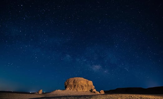ذراع مجرة درب التبانة يزيّن سماء الحدود الشمالية في ذروة موسم الرصد الصيفي
