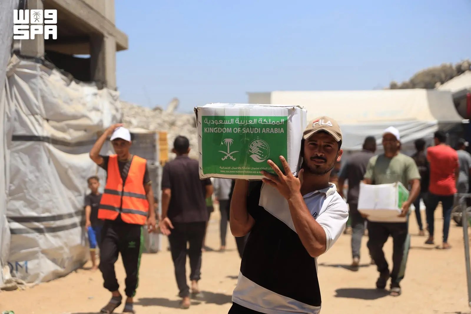 المملكة توزع سلال غذائية لدعم الأمن الغذائي في قطاع غزة 
