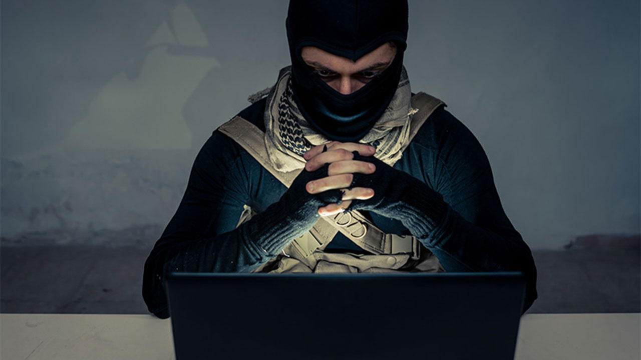 محام: متابعة الإرهابيين بمواقع التواصل جريمة.. وجهات العمل يحق لها متابعة حسابات موظفيها