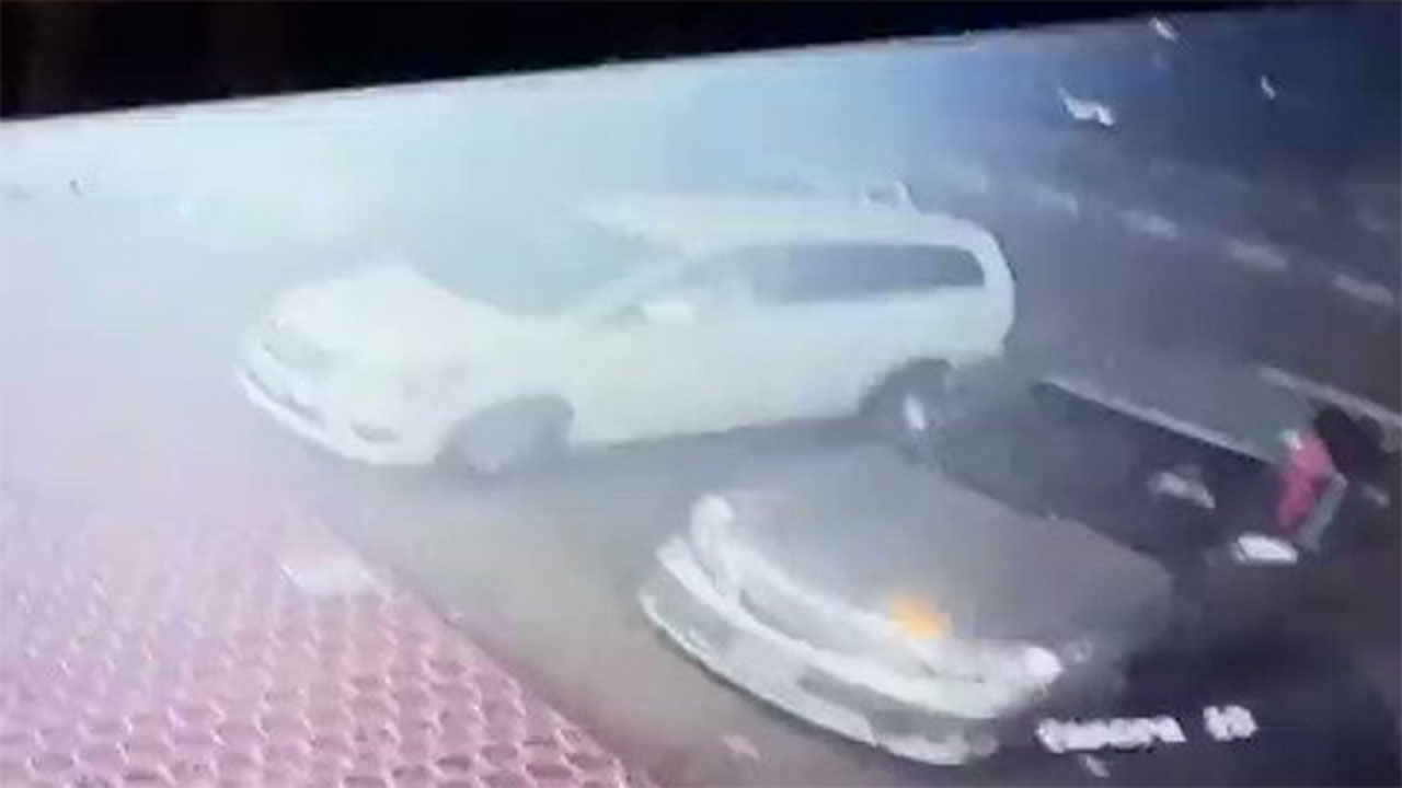 فيديو بطولي لشاب ينقذ أطفالًا من سيارة قبل وقوع كارثة على الطريق بمكة