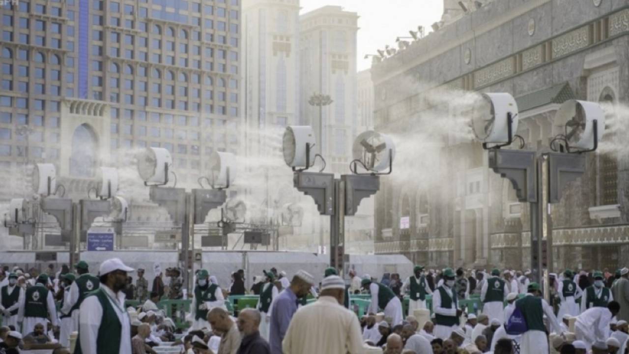 250 مروحة رذاذ تلطف أجواء المسجد الحرام لضيوف الرحمن