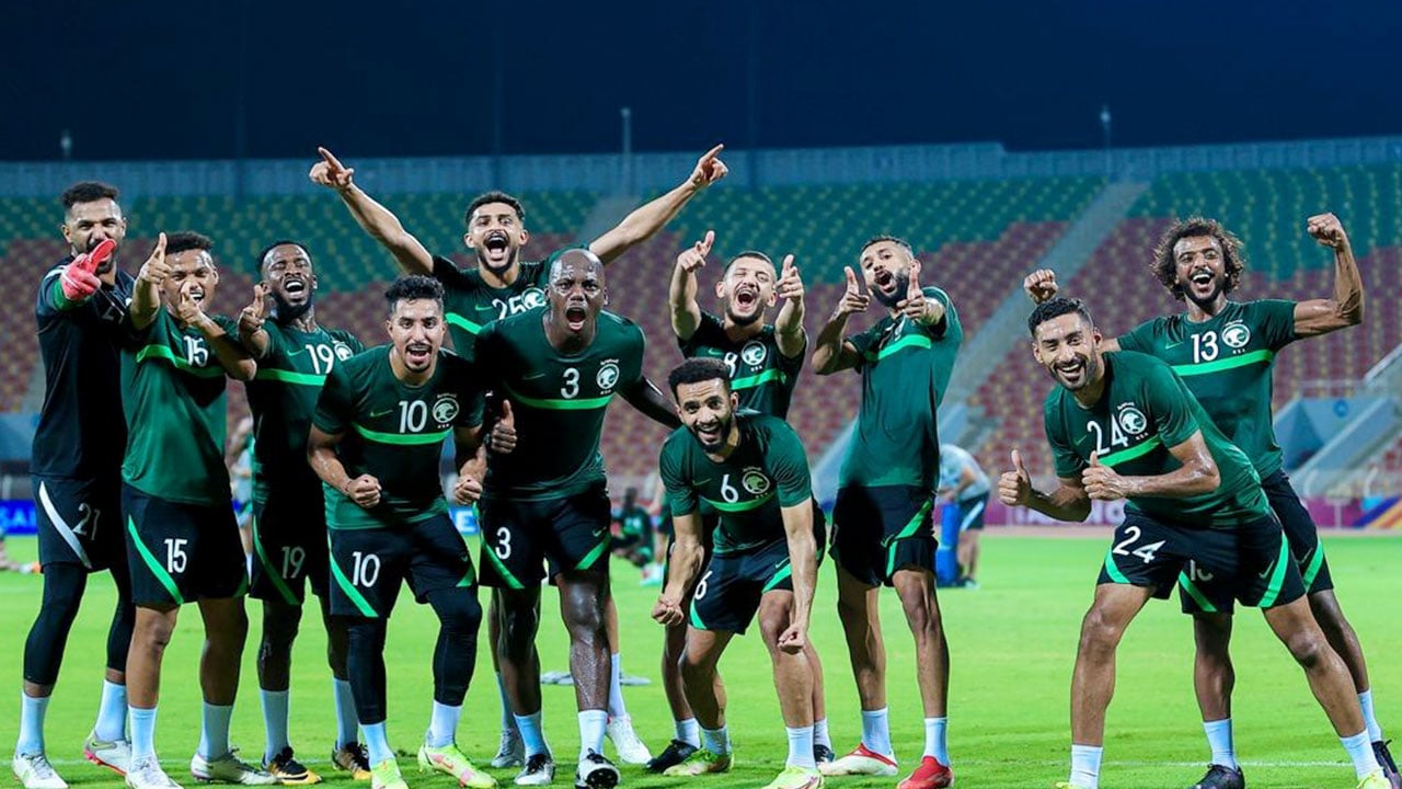 تشكيل الأخضر المتوقَّع لمباراة عُمان اليوم.. من يعوِّض غياب عطيف؟